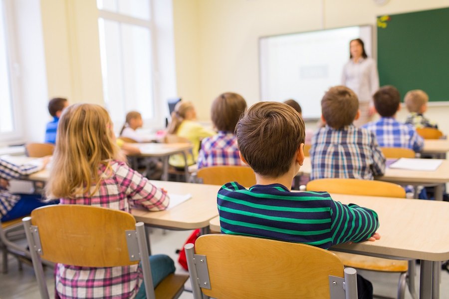 Rzecznik praw dziecka alarmuje: Uczniowie tłoczą się w przepełnionych klasach